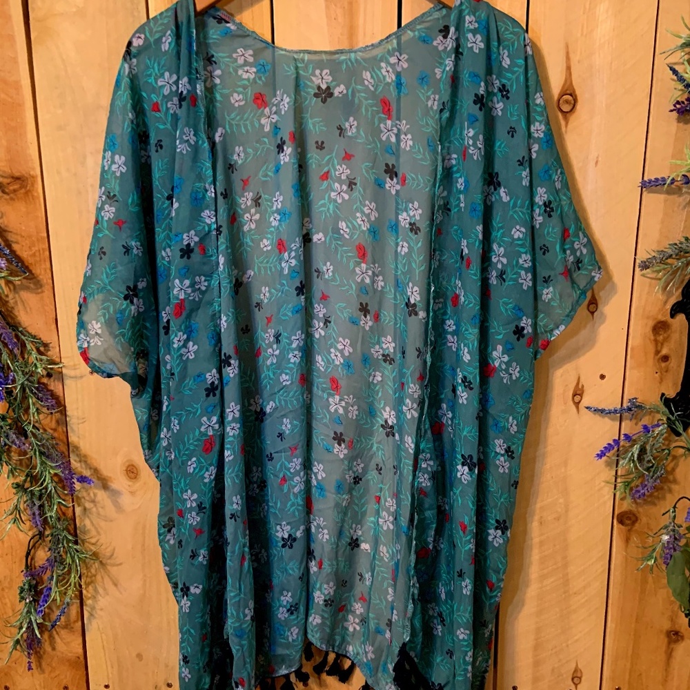 QUARTER LENGTH SLEEVE FLORAL KIMONO